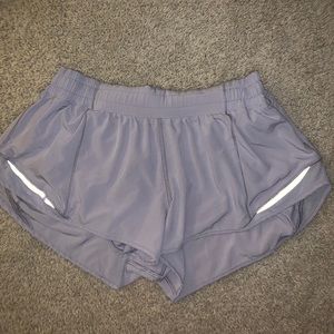 Lululemon Hotty Hot short 2.5” lilac